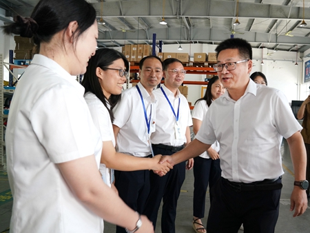 【20240906】集團領導慰問交通學校教師，何宇健（右一）（李阿梅攝）.jpg